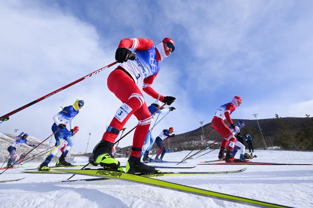Александр Большунов взял золото в сокращенном марафоне и стал трёхкратным олимпийским чемпионом