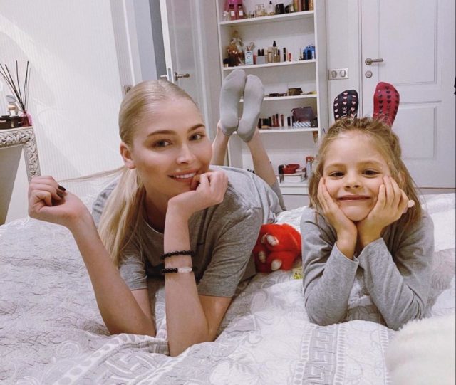 Алена Шишкова объяснила, почему отдыхает отдельно от дочери