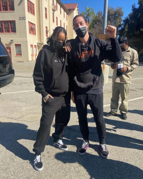 Беременная Рианна навестила ветеранов и пожертвовала им на благотворительность