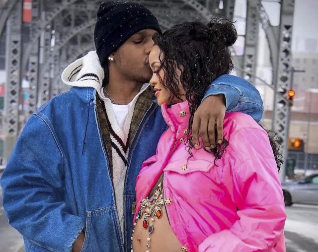 Беременная Рианна вышла в откровенном образе