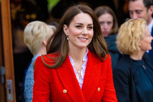 Цифра дня: Кейт Миддлтон вышла в свет в жакете за 6500 рублей