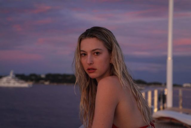 Дочь Стива Джобса встречается с певцом и другом Кардашьян