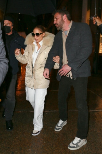 Дженнифер Лопес и Бен Аффлек показывают, как составить парный образ на прогулку зимой