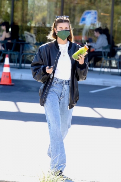 Гардероб звезды: где купить идеальные голубые джинсы, как у Хейли Бибер