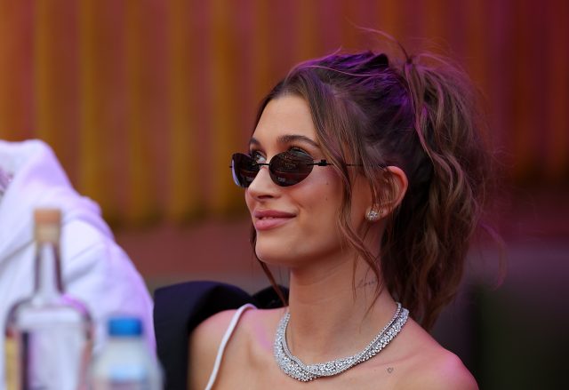 Холодный каштановый — новый тренд в окрашивании, который уже попробовали Хейли Бибер и Алеся Кафельникова