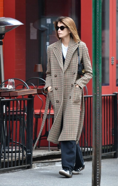 Кайя Гербер показывает идеальное пальто на весну 