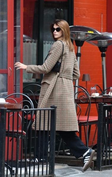 Кайя Гербер показывает идеальное пальто на весну 