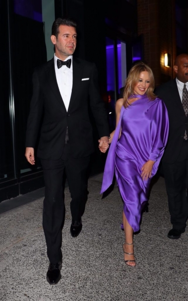 Кайли Миноуг показывает, как носить маленькое черное платье 