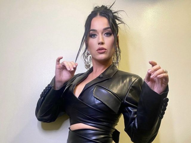 Кэти Перри показывает, как носить кожаные вещи этой весной