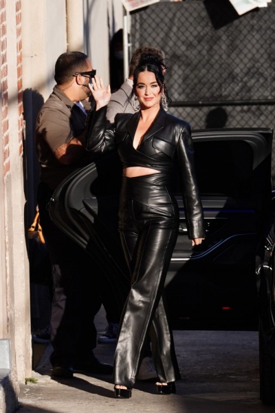 Кэти Перри показывает, как носить кожаные вещи этой весной