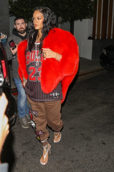 Любовь в большом городе: беременная Рианна вышла в шубе в форме сердца за 1 млн рублей 