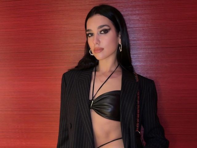 Маленькое платье кроше и бархатные туфли: в чем Дуа Липа гуляет по городу