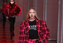 Можно легко перепутать с мамой: 19-летняя дочь Кейт Мосс вышла в мини на показе Versace