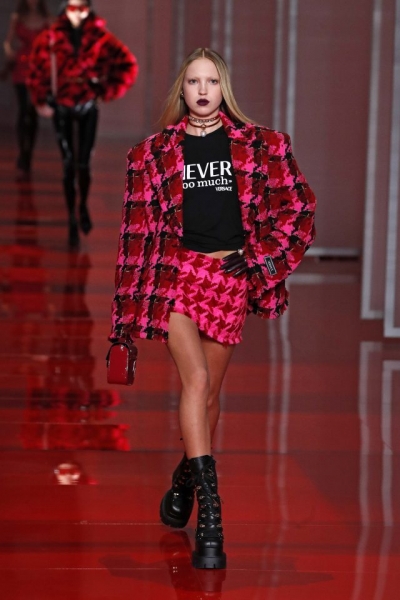 Можно легко перепутать с мамой: 19-летняя дочь Кейт Мосс вышла в мини на показе Versace