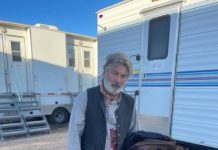 Муж погибшей Галины Хатчинс от случайного выстрела Алека Болдуина заявил, актер должен взять всю вину на себя