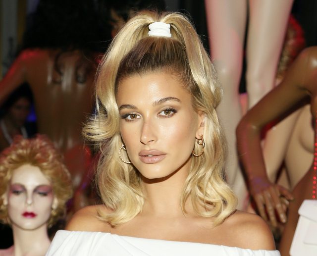 На Хейли Бибер выглядит модно даже самый спорный бьюти-тренд из 90-х. Вот доказательство