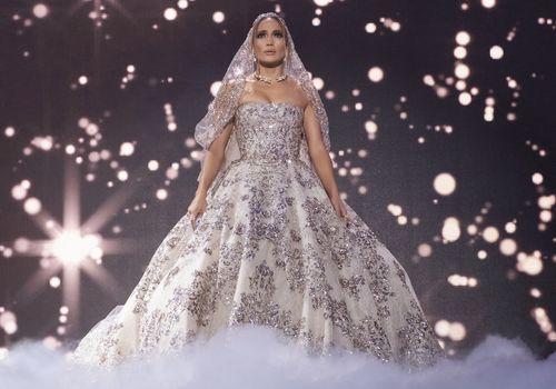 Не просто красивое: что таит в себе платье Дженнифер Лопес в фильме «Первый встречный»