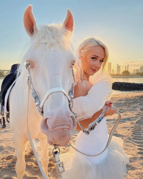 «Осталось только принца найти»: сказочные снимки Клавы Коки в белоснежном платье 