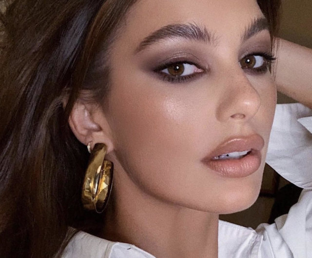 Острые скулы Деми Мур: как повторить скандальный макияж с показа Fendi