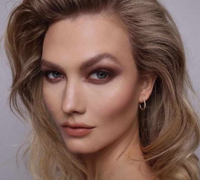 Острые скулы Деми Мур: как повторить скандальный макияж с показа Fendi