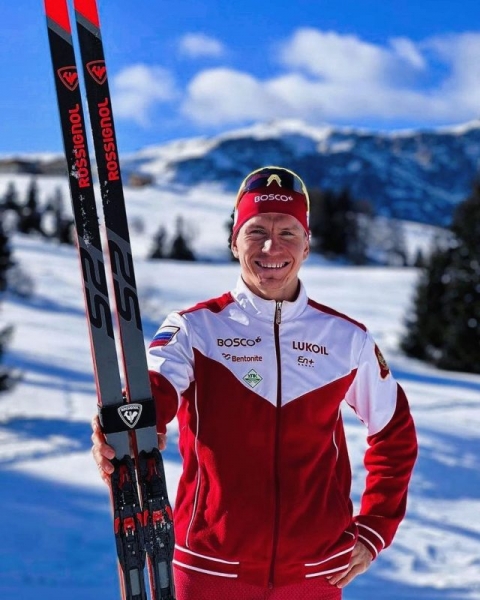 Первое золото у России на Олимпиаде-2022: Александр Большунов занял первое место в скиатлоне