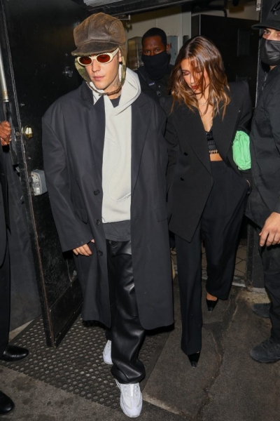 По четвергам они носят черный: новый выход Хейли и Джастина Бибер в парных аутфитах 