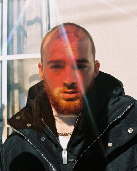 Почему актера «Эйфории» Ангуса Клауда обвиняют в изнасиловании и что произошло на самом деле