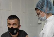 Прививка от короновируса: как действует и стоит ли делать?