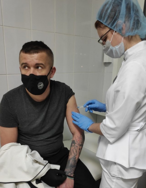 Прививка от короновируса: как действует и стоит ли делать?