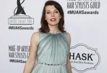 Редкий выход: Милла Йовович появилась в шифоновом платье с металлическим поясом