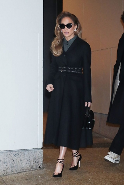 Роскошь во всем: Дженнифер Лопес вышла в необычном для себя образе