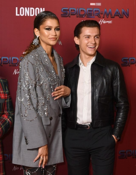 Самая романтичная пара в городе: Зендея и Том Холланд носят футболки с именами друг друга