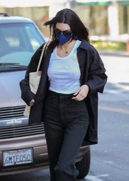 Стильный аутфит Кендалл Дженнер, который можно надеть и на учебу, и на работу, и на прогулку