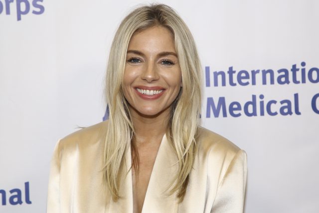 Теперь официально: Сиенна Миллер встречается с 25-летним актером Оли Грином