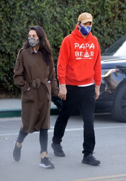 В чем Эштон Кутчер вышел на прогулку с Милой Кунис? 