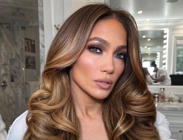 Визажистка Дженифер Лопес рассказала, как добиться эффекта «атласной» кожи