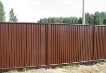 Преимущества забора из профнастила