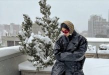 Идеальный вариант на весну — кожаный тренч, как у Хлои Грейс Морец