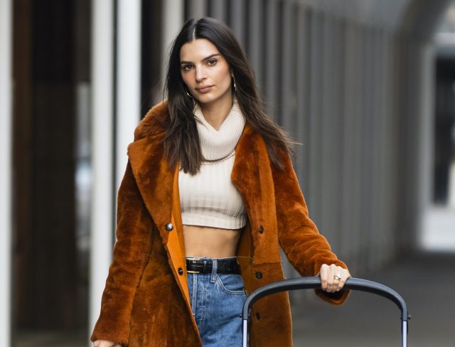 Как выглядеть эффектно в простом пуховике и легинсах — посмотрите на Эмили Ратаковски