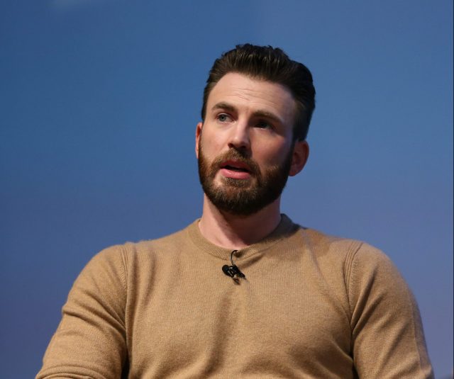 Крис Эванс сменил прическу для новой роли 