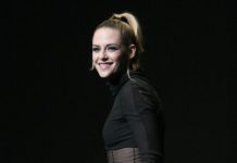 Кристен Стюарт вышла на красную дорожку в абсолютно прозрачном платье