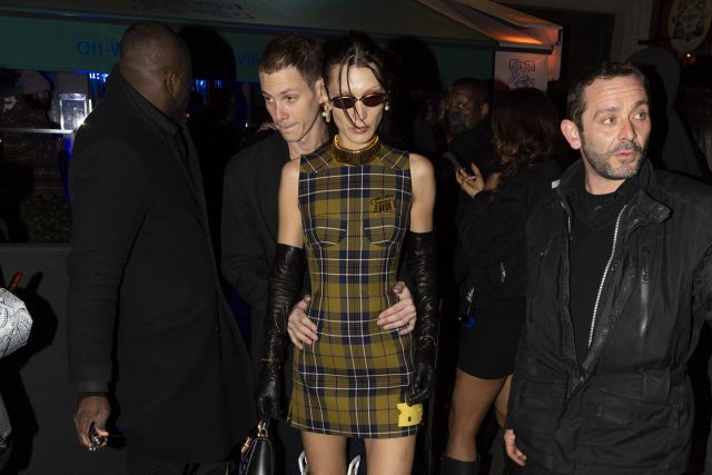 Маленькое клетчатое платье и стеганые сапоги: Белла Хадид вместе с парнем на показе Off-White