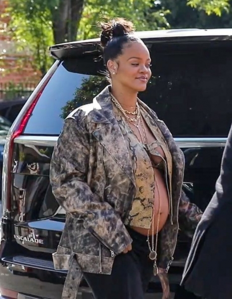 Микрошорты vs микротоп: сразу два откровенных образа беременной Рианны