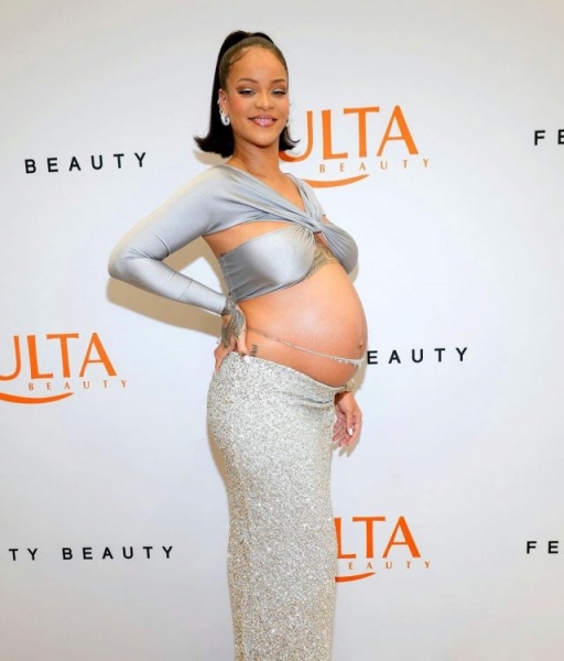 Микрошорты vs микротоп: сразу два откровенных образа беременной Рианны