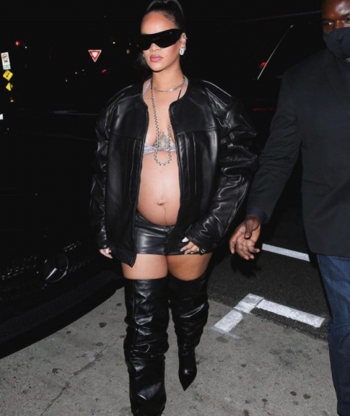 Микрошорты vs микротоп: сразу два откровенных образа беременной Рианны