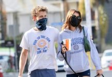 Платье с цветочным принтом и балетки: в чем Кайя Гербер отправилась на свидание с бойфрендом