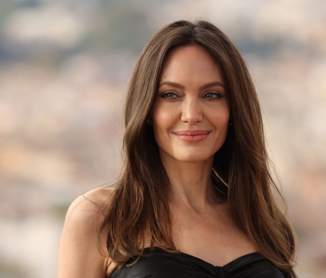 Прекрасна во всем: Анджелина Джоли отправилась в лагерь беженцев