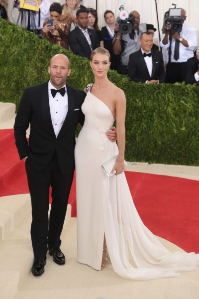 Роузи Хантингтон-Уайтли показала первое фото новорожденной дочки