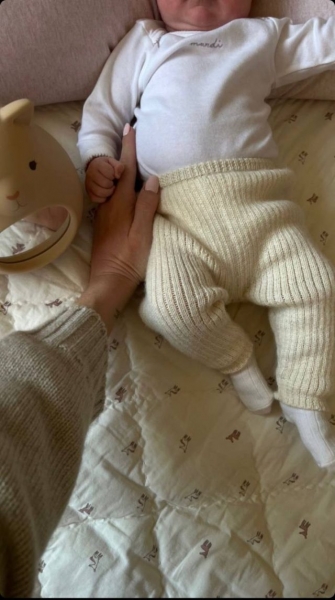 Роузи Хантингтон-Уайтли показала первое фото новорожденной дочки