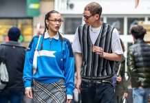 Сочетать несочетаемое: Белла Хадид показывает, как носить классическую юбку со спортивным джемпером